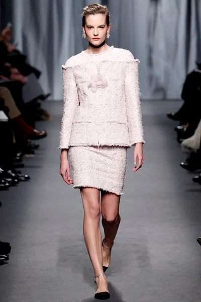Look 16